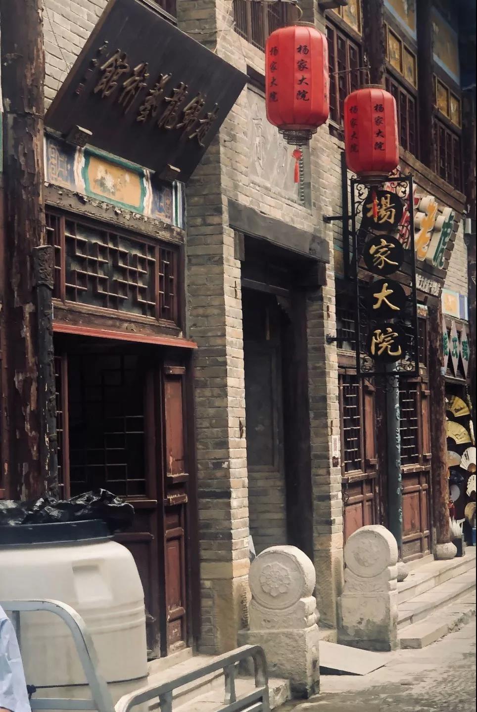 周村古街两侧阁楼与平房错落有致高墙与低檐彼此相间雕梁画栋,韵味