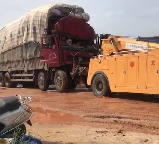 突发吴川鼎龙路口发生惨烈车祸货车车头撞成废铁司机被困