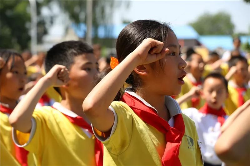 庆六一今天房山区48所小学开展入队仪式6330名学生光荣加入中国少年