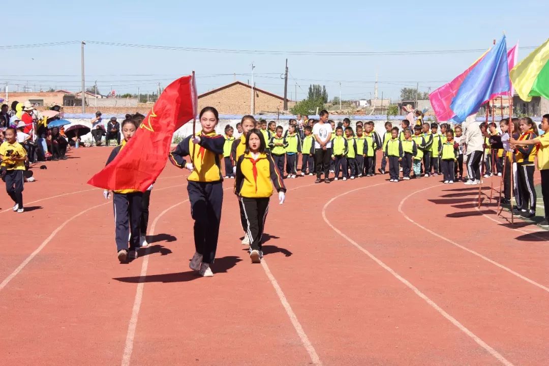 (裕民县江格斯乡中心小学举行集体入队仪式)和 布 克 赛 尔 县(和布克