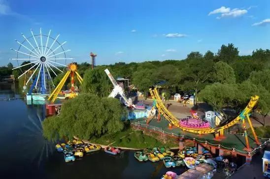 森林乐园位于沈阳世博园景区南部依翠湖而建周围自然风光秀丽美景环绕