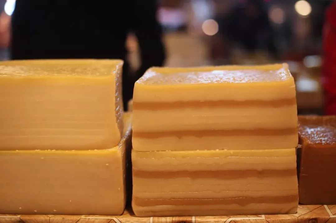 九层糕是在粳米粉和糯米粉基础上加入豆沙,芝麻,瓜仁,果料等制成的