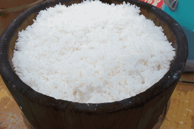 鲜花点豆腐,农家包谷饭,野生鲜蔬菜,跑地鸡,焖洋芋,自制高粱米酒