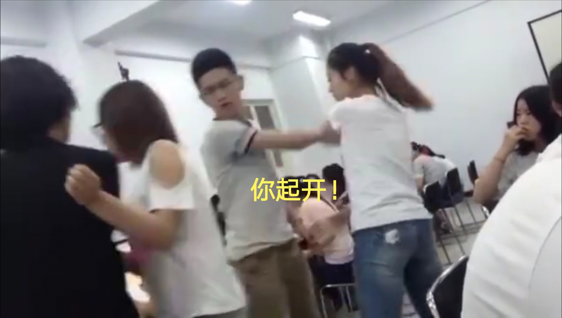 原创某职校男生课堂上打电话被批评,当众发飙用胸顶女老师,嚣张至极