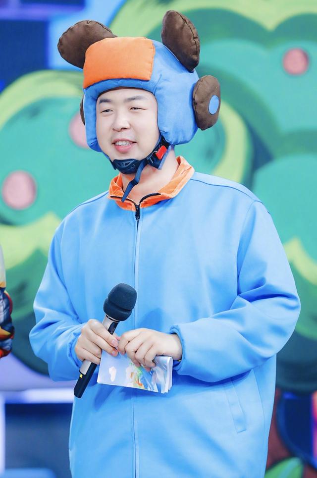 杜海涛儿童节晒童年照九宫格,从小胖到大,和现在长得一模一样!