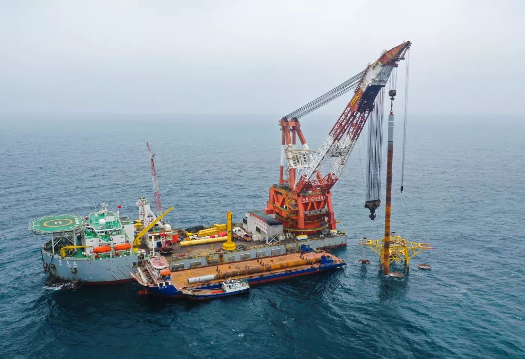 曾因起吊"南海i号"而誉满全球的"华天龙""宇航58"起重船吊装海上风电"