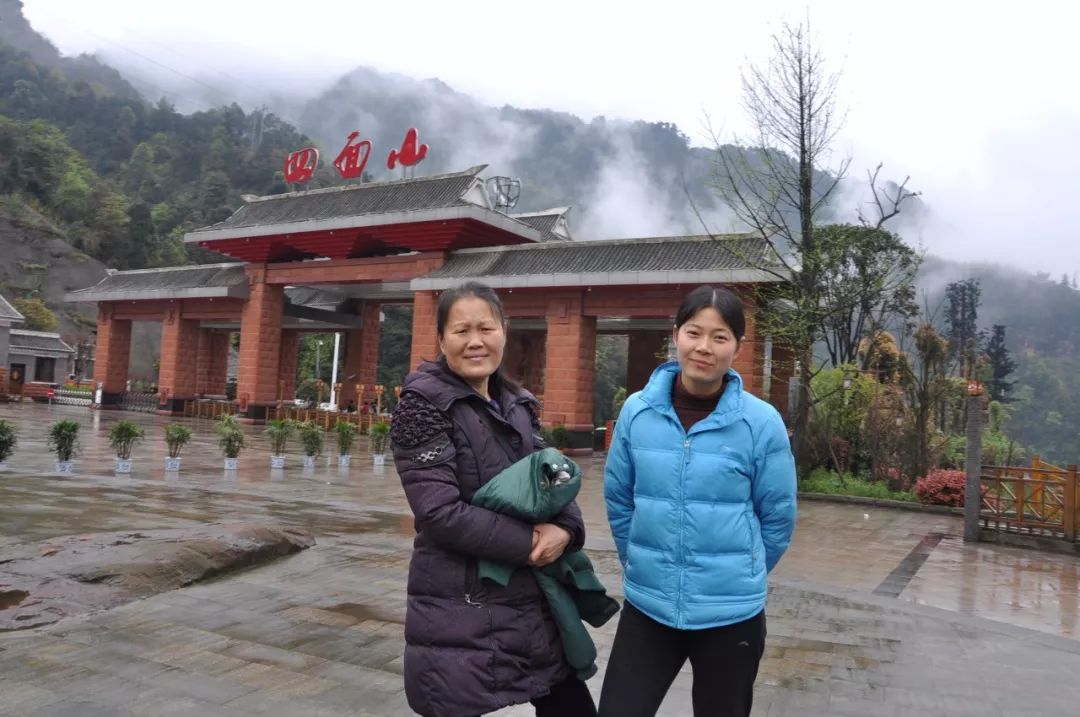 打卡有话说:今天开车带着我的两个女儿来到中山,爬上爱情天梯.