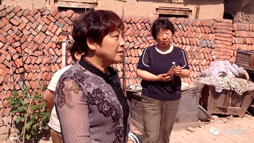 "先进工作者侯凤改到连庄镇李豆坞村为一名特困孤儿送去2000元助学金