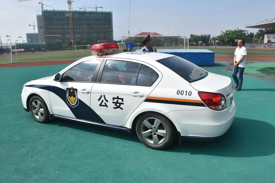 接到报警的派出所民警也及时赶到学校,并把歹徒押上警车送到派出所做