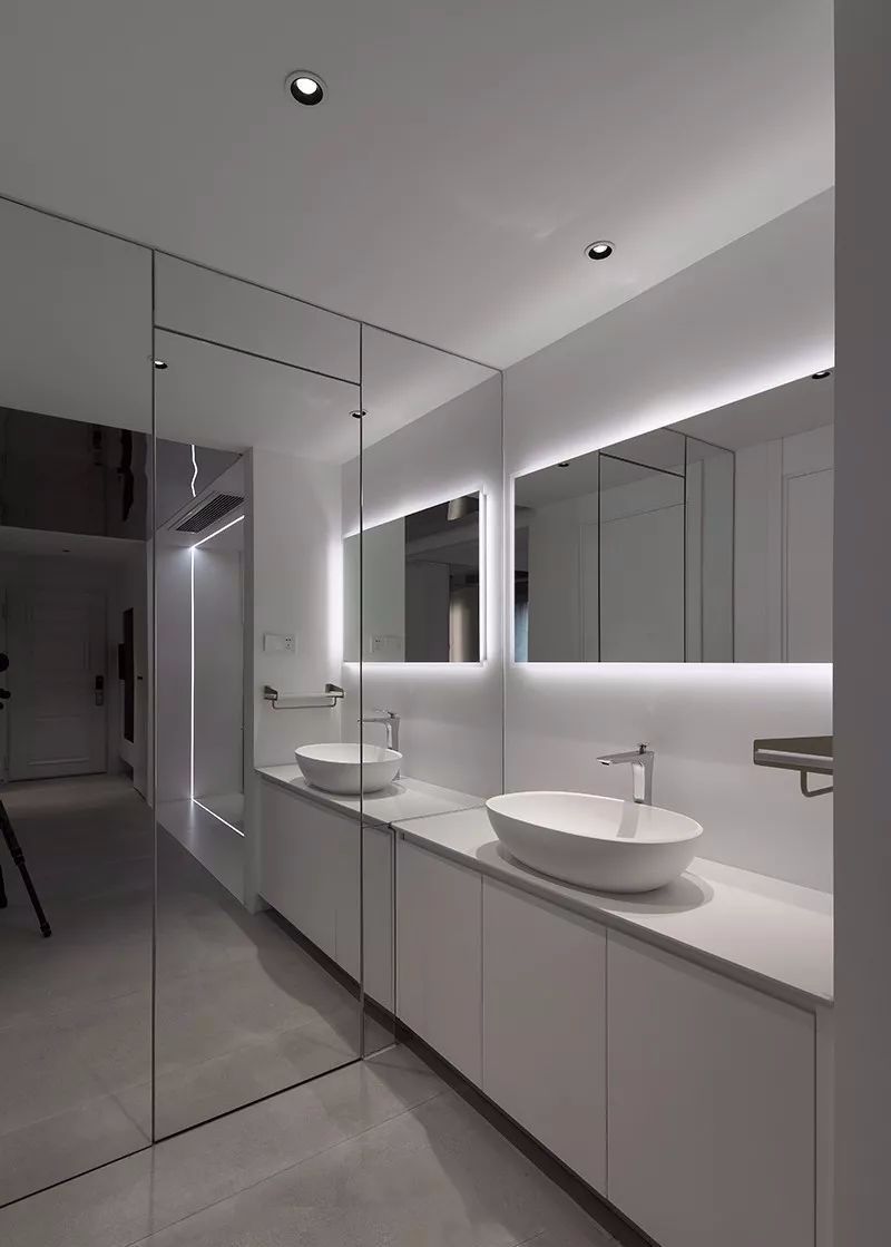 客卫干湿分区,由于卫生间直对入户门,顾设计隐形门,表面铺以镜面