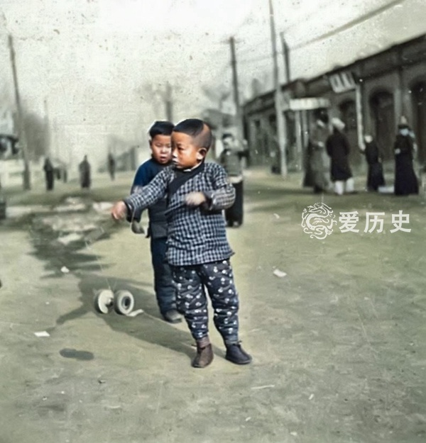 原创看看民国时老北京孩子们手里的玩具现在的孩子简直太幸福了