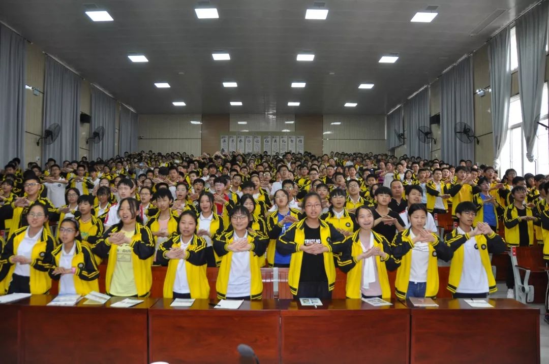 新洲千余学子宣誓反对校园暴力