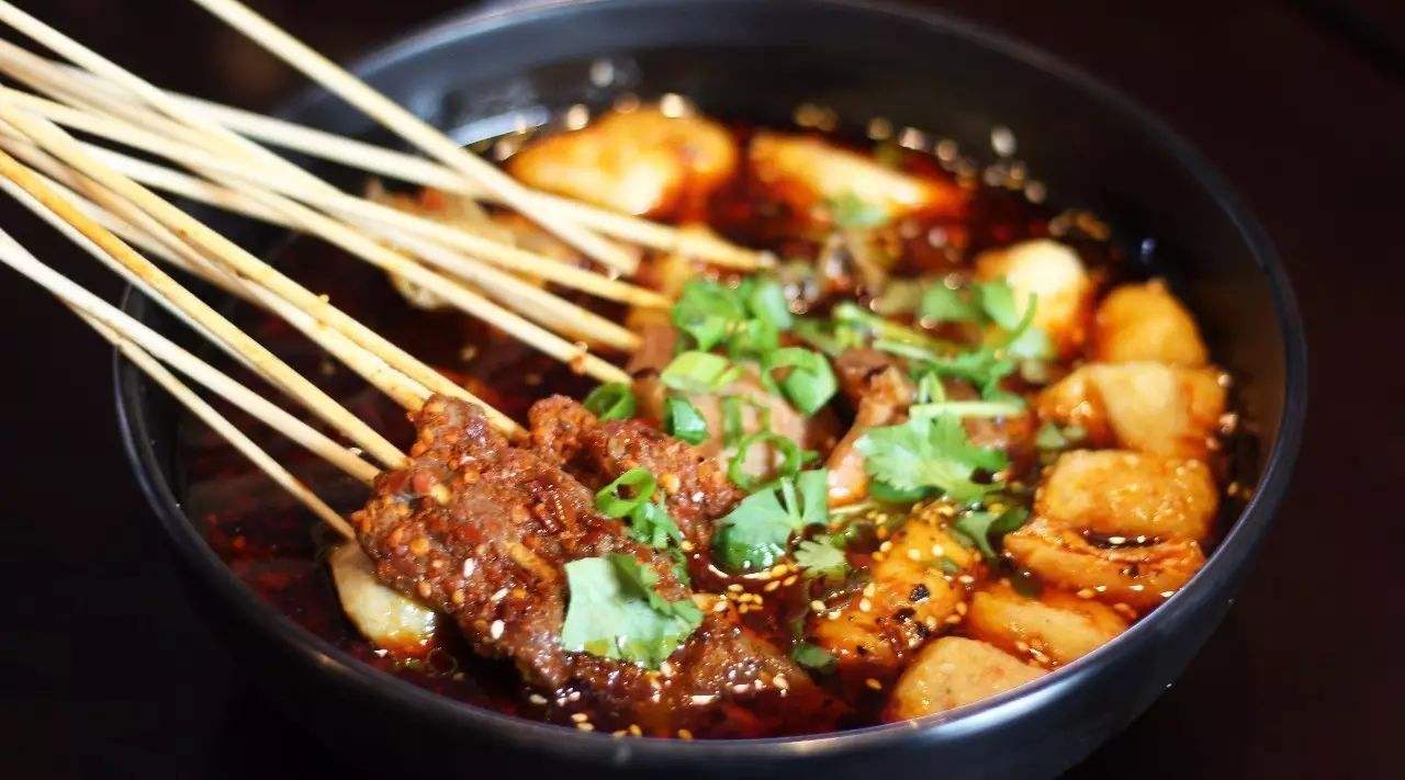 是再好不过得撸串象征一方桌,一群人一锅炉将其放进滚烫的火锅中涮着