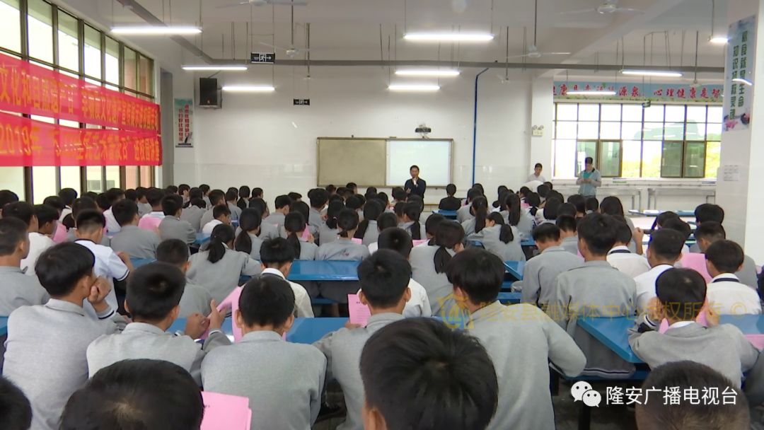 县文旅局,县文化馆邀请隆安县知名专家到乔建镇初级中学给学生们上了