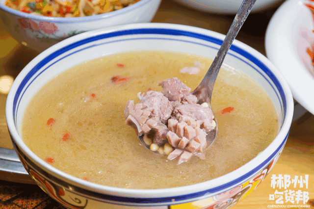 一说到有牛鞭吃,桌上的小伙伴们便兴奋地开了一波"车",但牛鞭并不只是