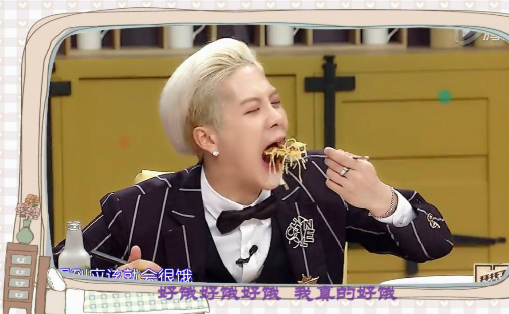 王嘉尔的修养不仅体现在这里,一次王嘉尔和好友李京奎去一位阿姨家里