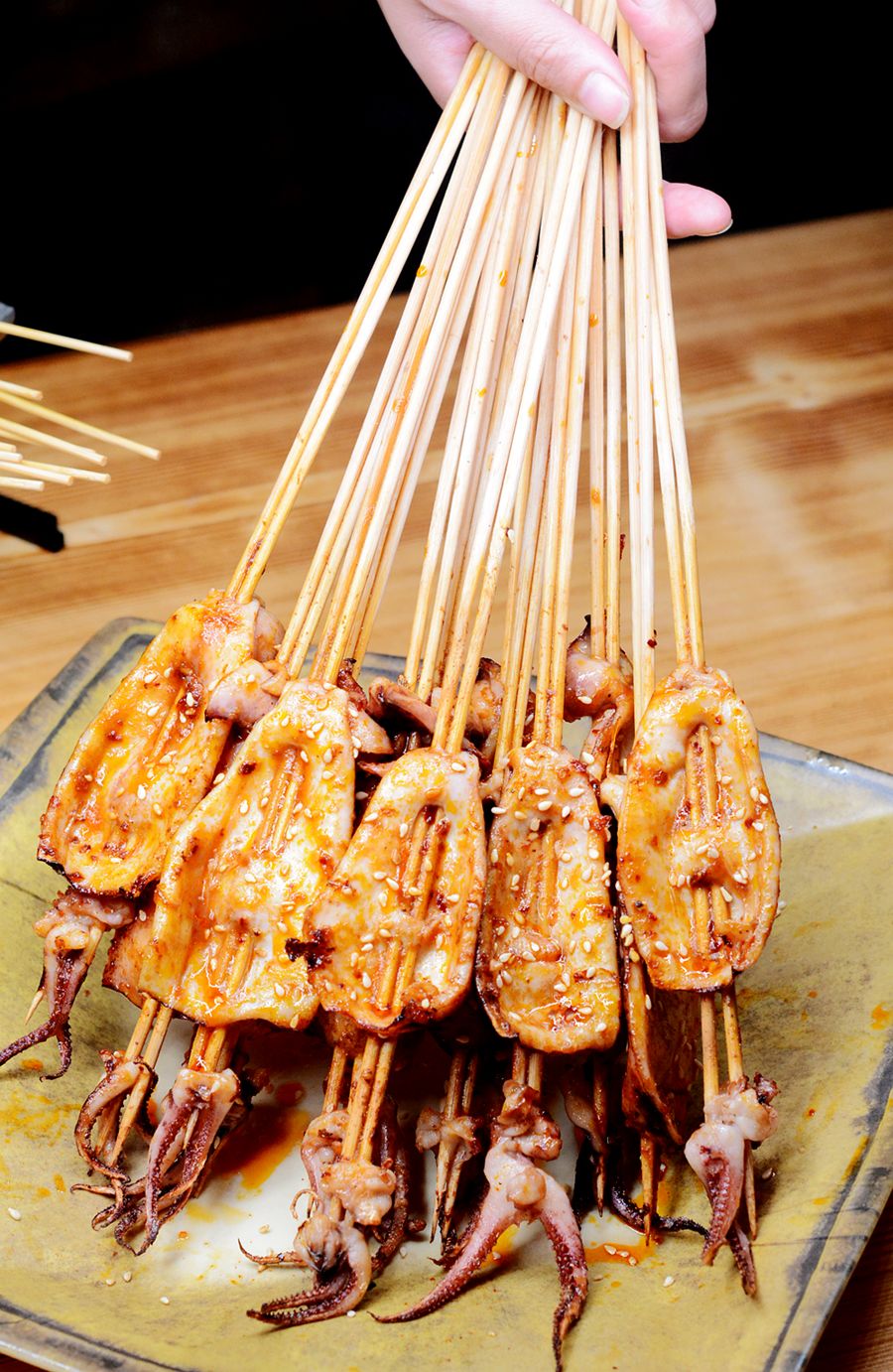 鱿鱼带着海的鲜香加上略显刺激的辣椒味道层次分明层层递进,q弹柔韧