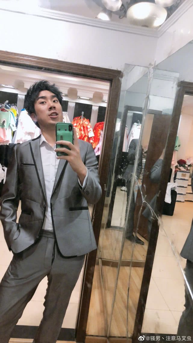 骚男离婚风波后频发帅气自拍这次却在西装栽了网友请把住门