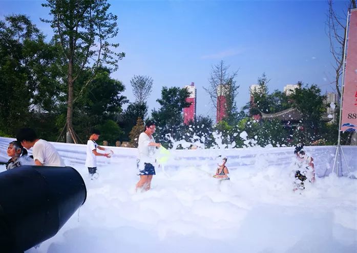 家长亲密互动,共同嘻戏泳装走秀,寻宝活动气球炸弹,冲浪宝贝水枪大战