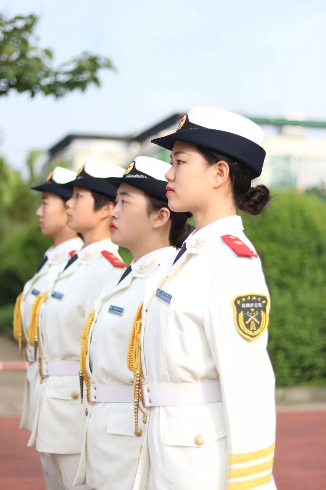 石大画报军装绿国旗红是装点青春最绚丽的颜色