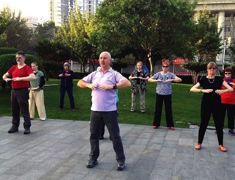 腰部以下的脊柱很多人不知道怎么调整,这里我就多强调一下,就是翻胯