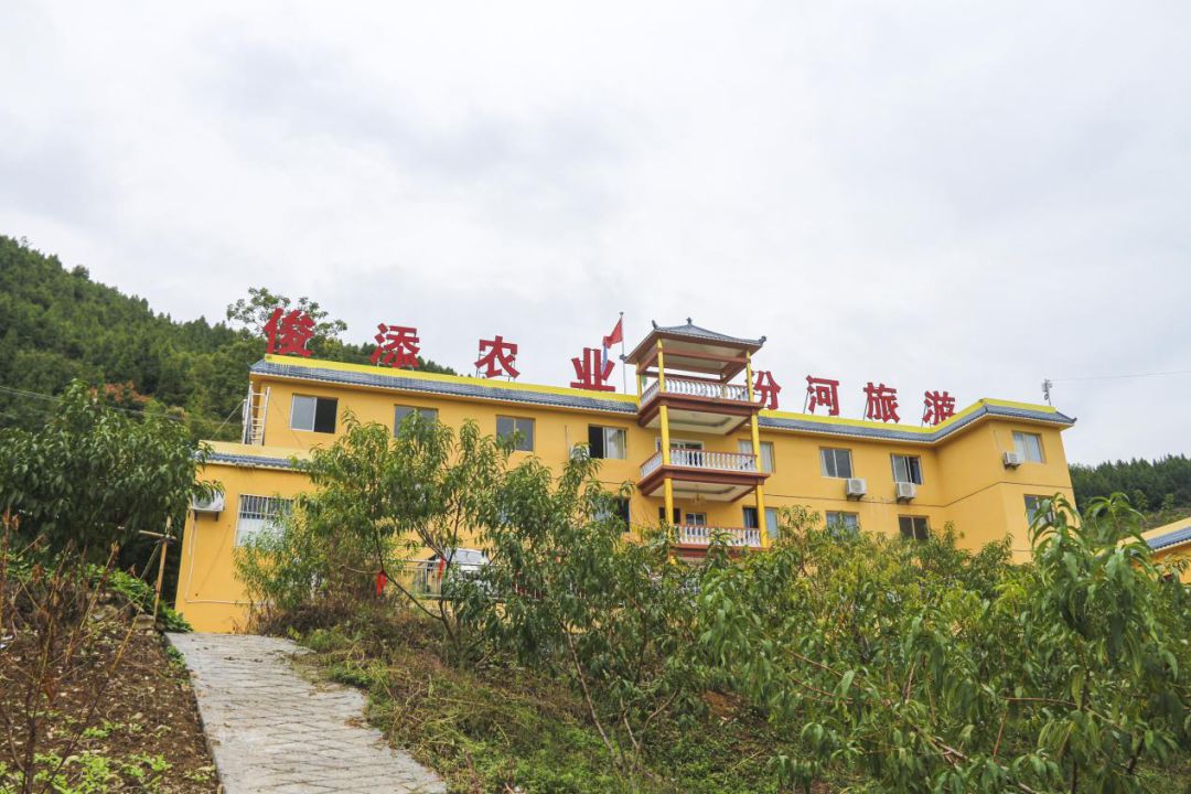 汾河镇人民政府驻地(白水池)再走约5公里的路程,就到了段坪村,该村是