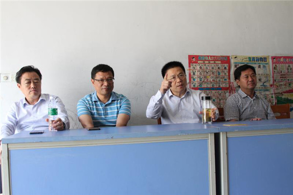 党委书记张其虎,盱眙县卫健委主任葛云一行来到铁佛邓圩村卫生室视察