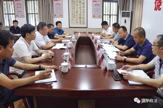 县委常委,政法委书记郑臣强陪同调研,并重点介绍了饶平县开展扫黑除恶