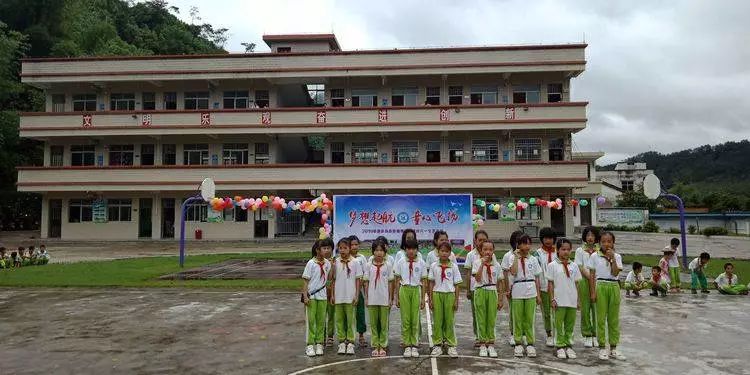 德庆最欢乐的六一节高良罗阳小学全体师生齐聚打中国功夫表演动人歌舞