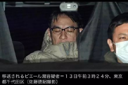 长枪短炮的闪光灯下,能够从容的保持微笑并且准确的找到镜头的位置,不