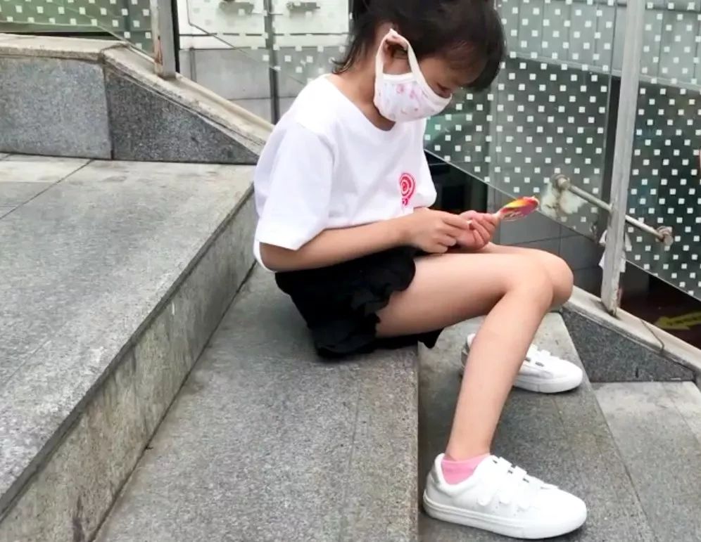 小学生女孩抽烟图片