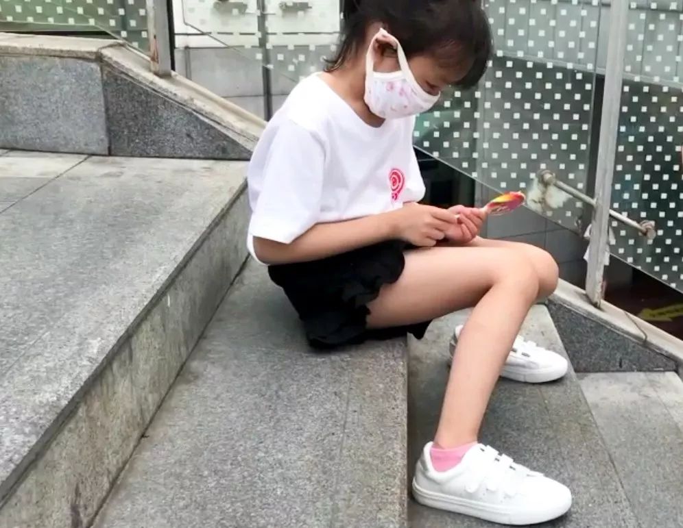 小学女生11岁抽烟图片