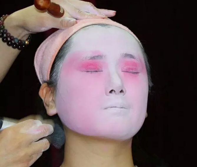 全是干货图文为您揭秘旦角化妆全过程