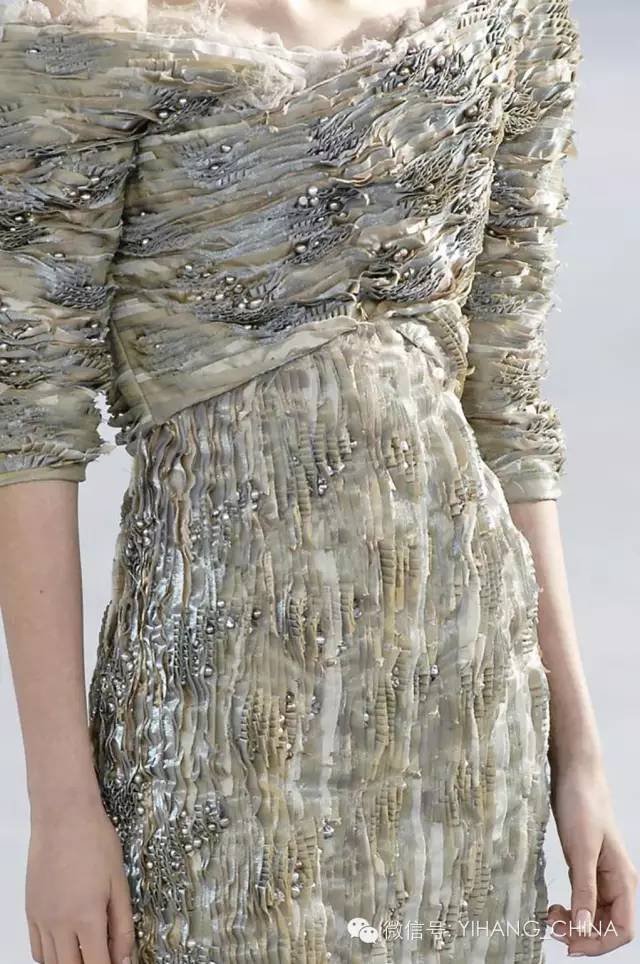 抽褶,打揽,拧结等服装上的褶皱工艺,分析其从局部装饰运用到整体的