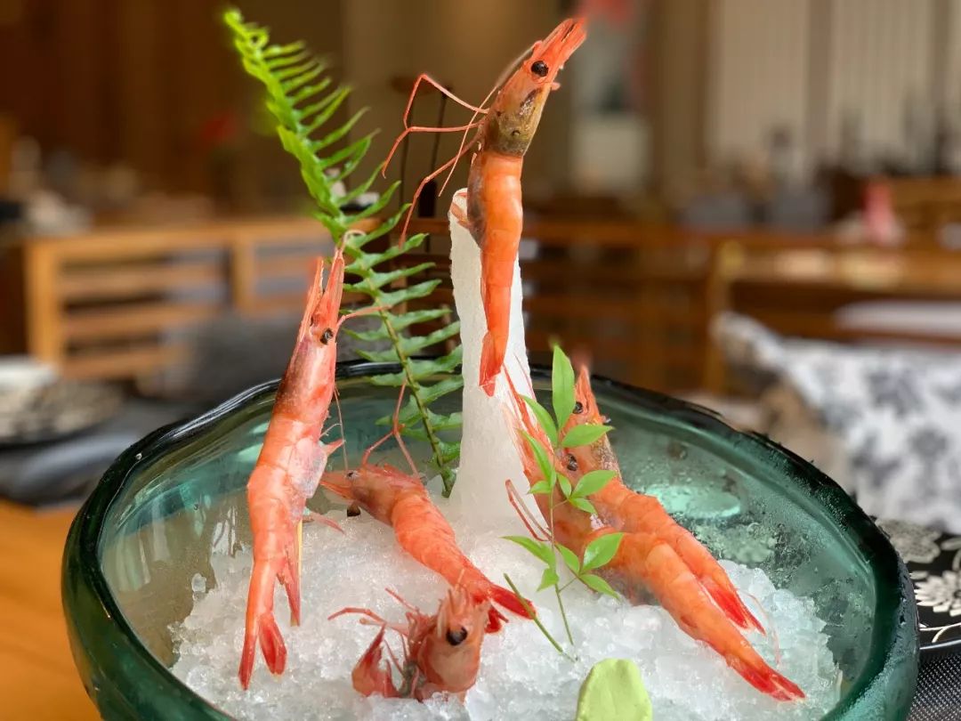冰镇松叶蟹蟹壳光泽透亮用冻吃方式最能感受蟹肉的弹性和鲜甜一口下去