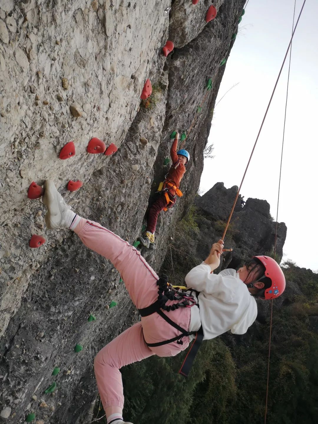 放下手机攀岩去48元80元抢购鹰嘴岩国际攀岩公园原价240元420元的2大1