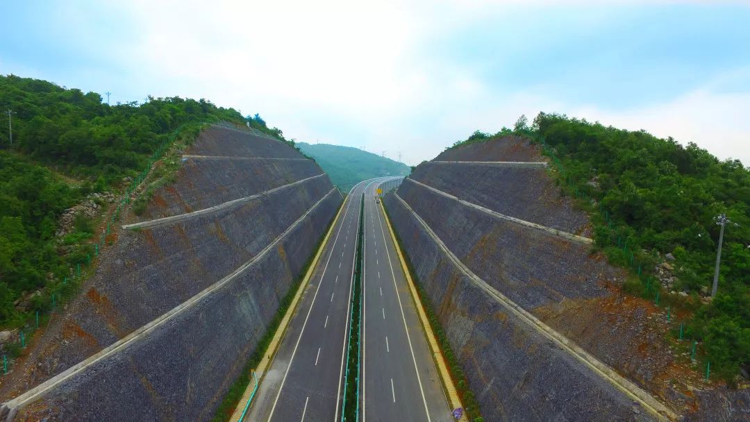 双向四车道,时速100公里!_高速公路