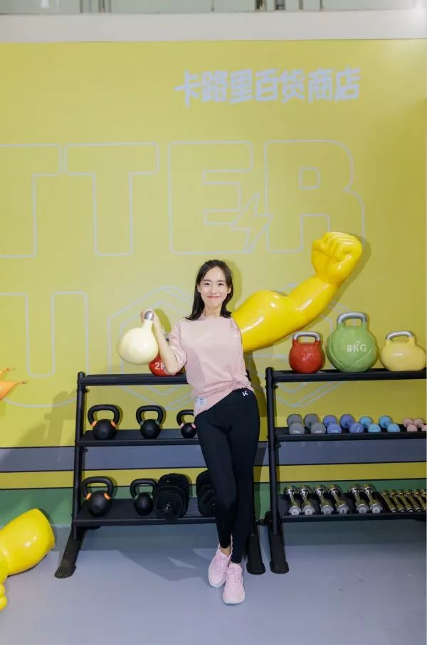 王智担任运动商店明星店长 秀武术做健身忙不停