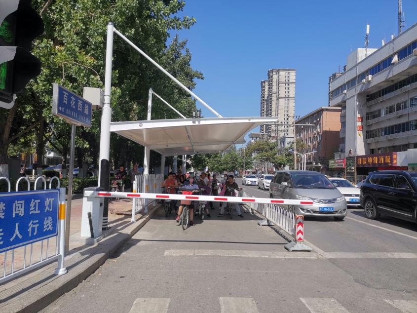 近日,保定市朝阳大街与百花路交口新增四个遮阳棚,在非机动车道上为