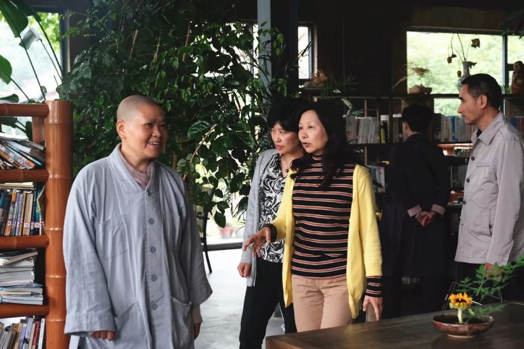在主持果平法师的介绍下,详细了解了白塔寺碧落书舍的文化建设情况