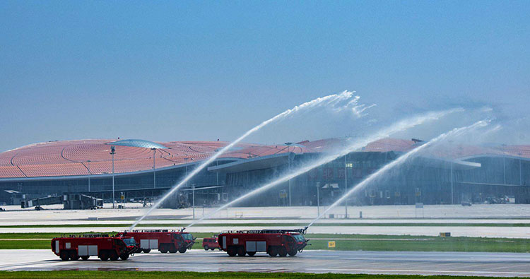 机场消防站消防员驾车出动,训练机场道路熟系度.
