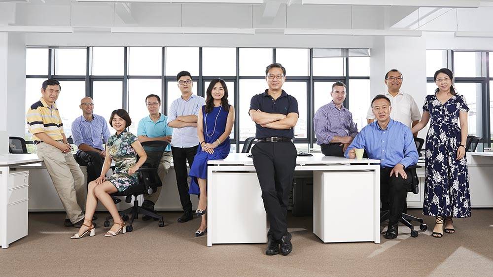 企业团队照拍摄在室内使用人工光源时,都选用顺光照明,在打光时,要