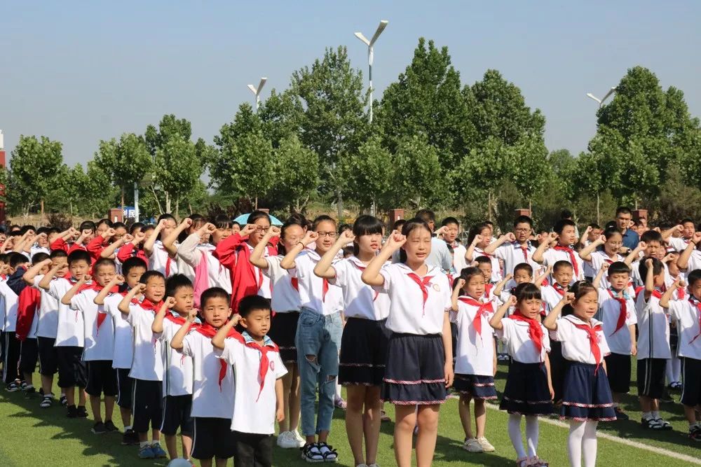 临朐县东郡小学开展我与祖国共成长争做小小追梦人新队员入队仪式