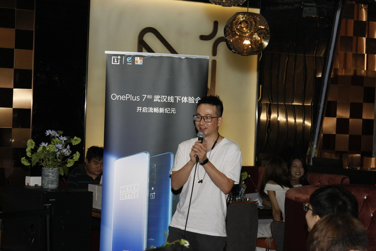 本次武汉体验会的最后,更有来自一加方面的技术大拿作为秘密嘉宾登场