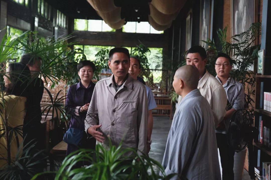 在主持果平法师的介绍下,详细了解了白塔寺碧落书舍的文化建设情况