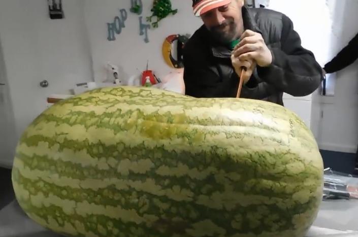世界上最大的西瓜内部是怎样的老外切开的一瞬间当场懵了