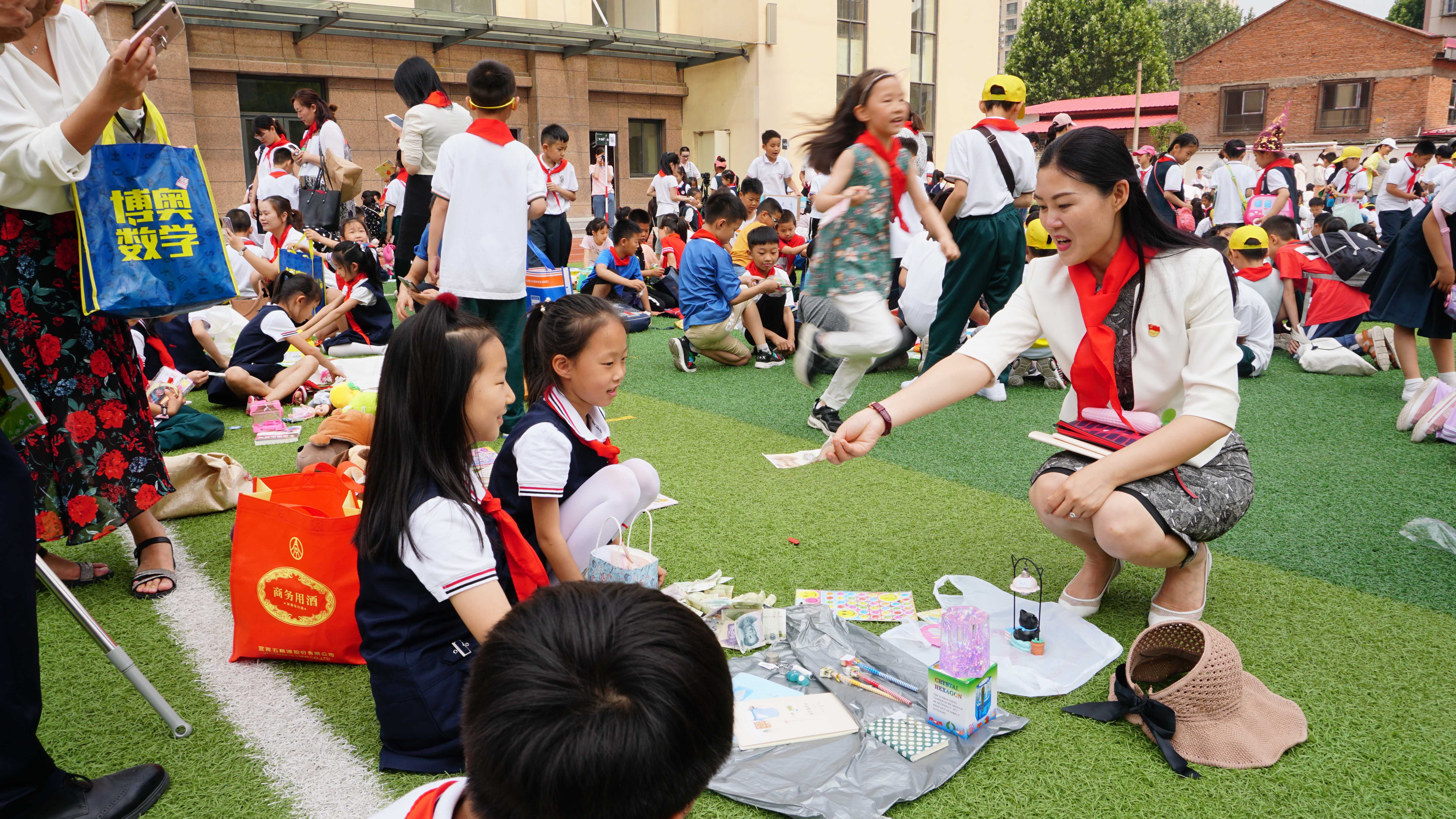 鄭州文源小學:愛心義賣過六一 師生捐款送溫暖