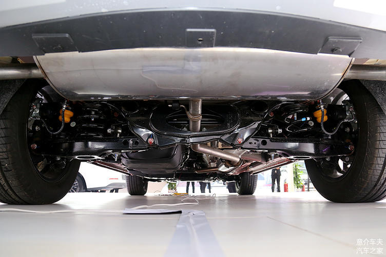 在底盘结构上,宋pro采用了前麦弗逊独立悬挂,后多连杆式独立悬挂.