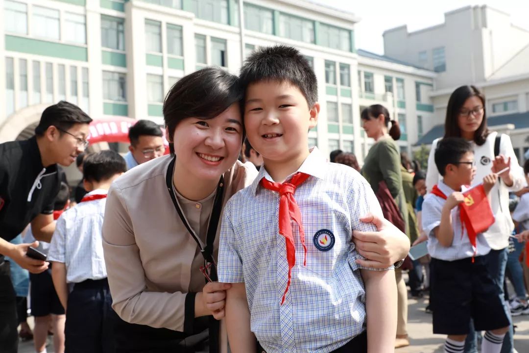 校区风景线争当好队员逐梦新时代盐城市实验小学一年级新生入队仪式