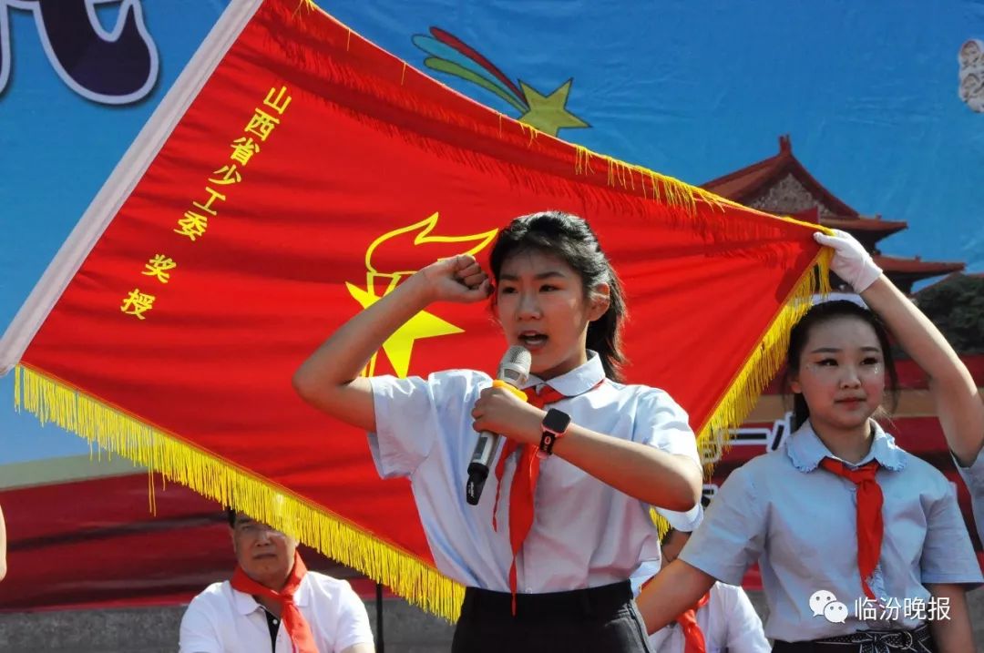 活动开始,随着铿锵有力的音乐响起,中国少年先锋队队旗庄严入场,全体